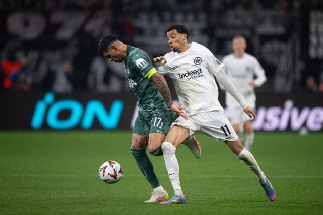 Cristian ROMERO (Tottenham) gegen Hugo EKITIKE (F) az- Fussball Europa League Eintracht Frankfurt - Tottenham Hotspur Viertelfinale, Round of 8, am 17.04.2025, DEUTSCHE BANK PARK 0-1 Â