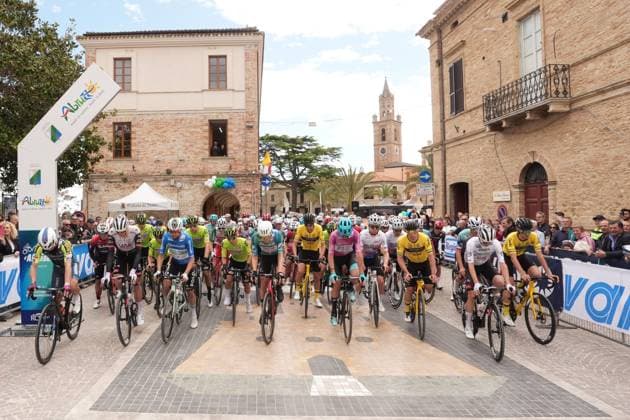 Start of the race during the Giro d™Abruzzo, final stage from Corropoli to Isola del Gran Sasso (Santuario di San Gabriele (164 km) - Abruzzo, Italy - Friday, April 18, 2025. - cycling .  Copyright: xMassimoxPaolone LaPressex