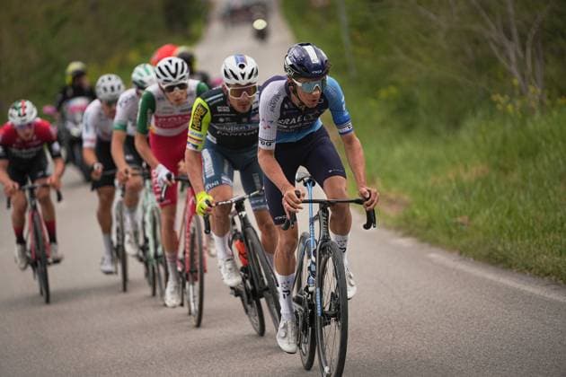 The pack rides during the Giro d™Abruzzo, final stage from Corropoli to Isola del Gran Sasso (Santuario di San Gabriele (164 km) - Abruzzo, Italy - Friday, April 18, 2025. - cycling .  Copyright: xMarcoxAlpozzi LaPressex