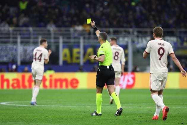 April 16, 2025, Milan, Lombardy, Italy: Referee SLAVKO VINCIC gives a yellow card during the UEFA 2024 25 Quarter-Final second leg game between FC INTER and BAYERN MUNICH at the San Siro stadium in Milan, Italy Milan Italy - ZUMAc179 20250416_zep_c179_381 Copyright: xMickaelxChavetx