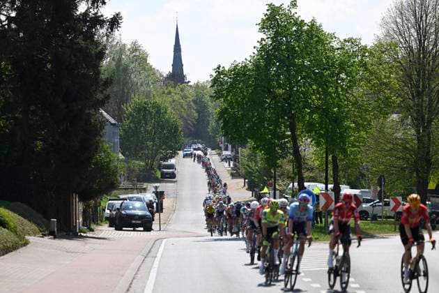 Brabantse Pijl 2025 cycling race OVERIJSE, BELGIUM - APRIL 18 : illustration picture peloton during the Men Elite UCI 1.Pro 65th Flanders Classics Brabantse Pijl cycling race with start in Beersel and finish in Overijse (175,4 km) on April 18, 2025 in Overijse, Belgium, 18 04 2025 ( Motordriver Kenny Verfaillie & Overijse Belgium  Copyright: xNicoxVereeckenx