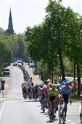 Brabantse Pijl 2025 cycling race OVERIJSE, BELGIUM - APRIL 18 : illustration picture peloton during the Men Elite UCI 1.Pro 65th Flanders Classics Brabantse Pijl cycling race with start in Beersel and finish in Overijse (175,4 km) on April 18, 2025 in Overijse, Belgium, 18 04 2025 ( Motordriver Kenny Verfaillie & Overijse Belgium  Copyright: xNicoxVereeckenx