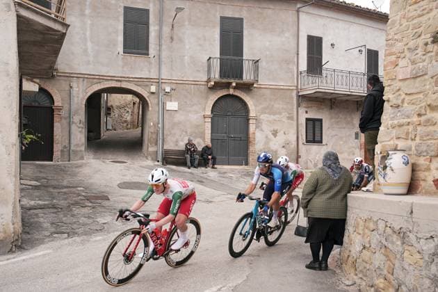 The pack rides during the Giro d™Abruzzo, final stage from Corropoli to Isola del Gran Sasso (Santuario di San Gabriele (164 km) - Abruzzo, Italy - Friday, April 18, 2025. - cycling .  Copyright: xMarcoxAlpozzi LaPressex