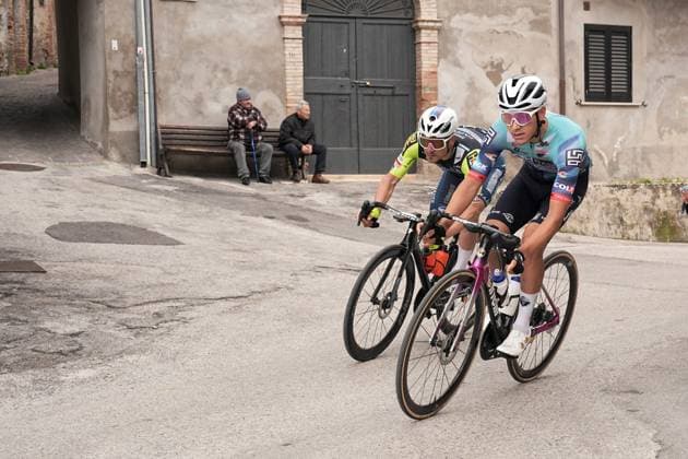 The pack rides during the Giro d™Abruzzo, final stage from Corropoli to Isola del Gran Sasso (Santuario di San Gabriele (164 km) - Abruzzo, Italy - Friday, April 18, 2025. - cycling .  Copyright: xMarcoxAlpozzi LaPressex