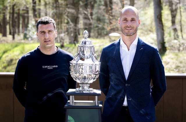 ZEIST - Coach Maarten Martens of AZ Alkmaar and coach Paul Simonis of Go Ahead Eagles during the usual photo opportunity with the official KNVB Cup. ANP KOEN VAN WEEL xVIxANPxSportx xxANPxIVx 524764256 originalFilename: 524764256.jpg