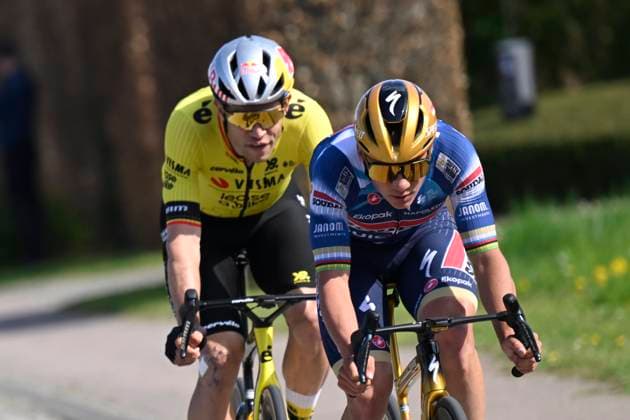 Brabantse Pijl 2025 cycling race OVERIJSE, BELGIUM - APRIL 18 : Evenepoel Remco (BEL) of Soudal - Quick Step and Van Aert Wout (BEL) of Team Visma - Lease a Bike during the Men Elite UCI 1.Pro 65th Flanders Classics Brabantse Pijl cycling race with start in Beersel and finish in Overijse (175,4 km) on April 18, 2025 in Overijse, Belgium, 18 04 2025 ( Motordriver Kenny Verfaillie & Overijse Belgium  Copyright: xNicoxVereeckenx
