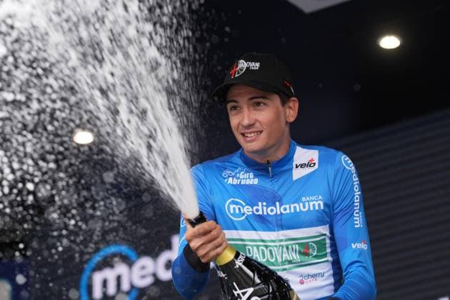 Guzzo Federico Of S.C. Padovani Polo Cherry Bank on the podium during the Giro d™Abruzzo, final stage from Corropoli to Isola del Gran Sasso (Santuario di San Gabriele (164 km) - Abruzzo, Italy - Friday, April 18, 2025. - cycling .  Copyright: xMassimoxPaolone LaPressex