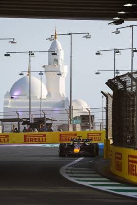 F1 - SAUDI ARABIAN GRAND PRIX 2025 01 VERSTAPPEN Max (nld), Red Bull Racing RB21, action during the Formula 1 STC Saudi Arabian Grand Prix 2025, 5th round of the 2025 FIA Formula One World Championship, WM, Weltmeisterschaft from April 18 to 20, 2025 on the Jeddah Corniche Circuit, in Jeddah, Saudi Arabia - JeddahSaudi Arabia  Copyright: xFLORENTxGOODENx