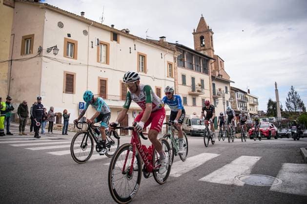 The pack rides during the Giro d™Abruzzo, stage from Corropoli to Isola del Gran Sasso (Santuario di San Gabriele (164 km) - Abruzzo - Friday, April 18, 2025. - cycling .  Copyright: xMarcoxAlpozzi LaPressex