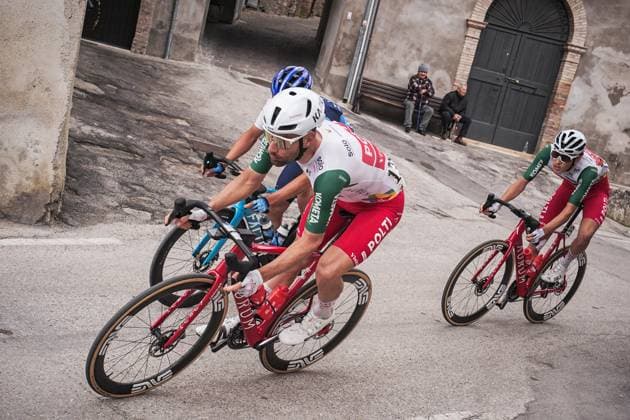 The pack rides during the Giro d™Abruzzo, stage from Corropoli to Isola del Gran Sasso (Santuario di San Gabriele (164 km) - Abruzzo - Friday, April 18, 2025. - cycling .  Copyright: xMarcoxAlpozzi LaPressex