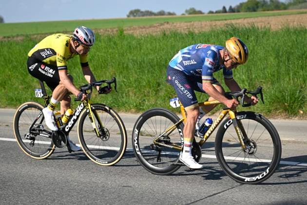 Brabantse Pijl 2025 cycling race OVERIJSE, BELGIUM - APRIL 18 : Evenepoel Remco (BEL) of Soudal - Quick Step, Van Aert Wout (BEL) of Team Visma - Lease a Bike during the Men Elite UCI 1.Pro 65th Flanders Classics Brabantse Pijl cycling race with start in Beersel and finish in Overijse (175,4 km) on April 18, 2025 in Overijse, Belgium, 18 04 2025 ( Motordriver Kenny Verfaillie & Overijse Belgium  Copyright: xNicoxVereeckenx