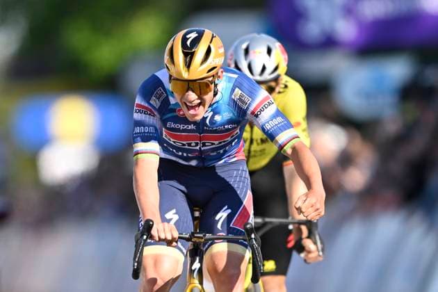 Brabantse Pijl 2025 cycling race OVERIJSE, BELGIUM - APRIL 18 : Evenepoel Remco (BEL) of Soudal - Quick Step wins and Van Aert Wout (BEL) of Team Visma - Lease a Bike during the Men Elite UCI 1.Pro 65th Flanders Classics Brabantse Pijl cycling race with start in Beersel and finish in Overijse (175,4 km) on April 18, 2025 in Overijse, Belgium, 18 04 2025 ( Motordriver Kenny Verfaillie & Overijse Belgium  Copyright: xJanxDexMeuleneirx