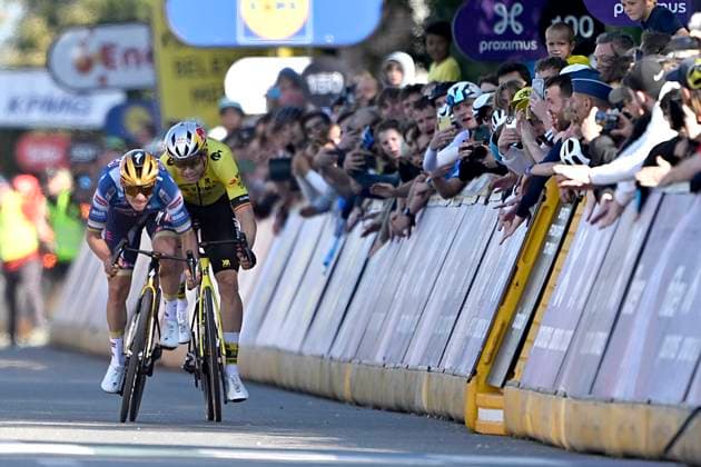 Sport Bilder des Tages Brabantse Pijl 2025 cycling race OVERIJSE, BELGIUM - APRIL 18 : Evenepoel Remco (BEL) of Soudal - Quick Step wins and Van Aert Wout (BEL) of Team Visma - Lease a Bike during the Men Elite UCI 1.Pro 65th Flanders Classics Brabantse Pijl cycling race with start in Beersel and finish in Overijse (175,4 km) on April 18, 2025 in Overijse, Belgium, 18 04 2025 ( Motordriver Kenny Verfaillie & Overijse Belgium  Copyright: xJanxDexMeuleneirx