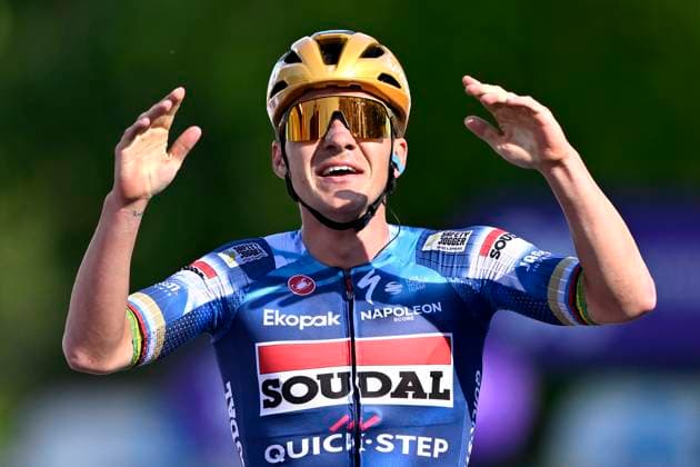 Brabantse Pijl 2025 cycling race OVERIJSE, BELGIUM - APRIL 18 : Evenepoel Remco (BEL) of Soudal - Quick Step wins and Van Aert Wout (BEL) of Team Visma - Lease a Bike during the Men Elite UCI 1.Pro 65th Flanders Classics Brabantse Pijl cycling race with start in Beersel and finish in Overijse (175,4 km) on April 18, 2025 in Overijse, Belgium, 18 04 2025 ( Motordriver Kenny Verfaillie & Overijse Belgium  Copyright: xJanxDexMeuleneirx