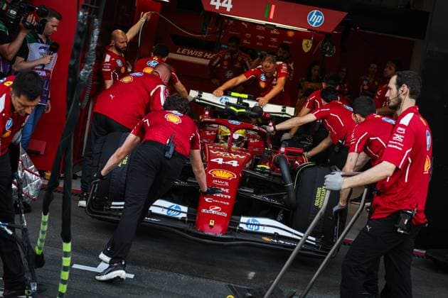 F1 - SAUDI ARABIAN GRAND PRIX 2025 44 HAMILTON Lewis (gbr), Scuderia Ferrari SF-25, garage, box, during the Formula 1 STC Saudi Arabian Grand Prix 2025, 5th round of the 2025 FIA Formula One World Championship, WM, Weltmeisterschaft from April 18 to 20, 2025 on the Jeddah Corniche Circuit, in Jeddah, Saudi Arabia - JeddahSaudi Arabia Copyright: xANTONINxVINCENTx