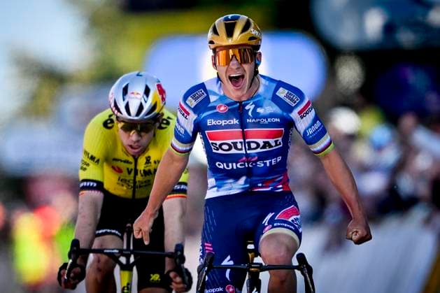 Sport Themen der Woche KW16 Sport Bilder des Tages Brabantse Pijl 2025 cycling race OVERIJSE, BELGIUM - APRIL 18 : Evenepoel Remco (BEL) of Soudal - Quick Step celebrates the win in front of Van Aert Wout (BEL) of Team Visma - Lease a Bike during the Men Elite UCI 1.Pro 65th Flanders Classics Brabantse Pijl cycling race with start in Beersel and finish in Overijse (175,4 km) on April 18, 2025 in Overijse, Belgium, 18 04 2025 ( Motordriver Kenny Verfaillie & Overijse Belgium  Copyright: xJanxDexMeuleneirx