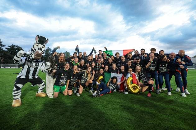 Biella, Italy, 18th April 2025. Juventus players and staff celebrate the club™s 6th league tittle following the Juventus Women vs AC Milan Women Serie A Femminile match at Stadio Vittorio Pozzo, Biella. Picture credit should read: Jonathan Moscrop Sportimage EDITORIAL USE ONLY. No use with unauthorised audio, video, data, fixture lists, club league logos or live services. Online in-match use limited to 120 images, no video emulation. No use in betting, games or single club league player publications. SPI_017_JM_JUVE_MILAN_FEMM_ SPI-3835-0017