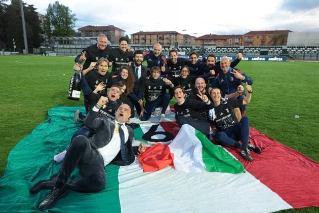 Biella, Italy, 18th April 2025. Massimiliano Canzi Head coach of Juventus celebrates the club™s 6th league title with his staff following the Juventus Women vs AC Milan Women Serie A Femminile match at Stadio Vittorio Pozzo, Biella. Picture credit should read: Jonathan Moscrop Sportimage EDITORIAL USE ONLY. No use with unauthorised audio, video, data, fixture lists, club league logos or live services. Online in-match use limited to 120 images, no video emulation. No use in betting, games or single club league player publications. SPI_024_JM_JUVE_MILAN_FEMM_ SPI-3835-0024