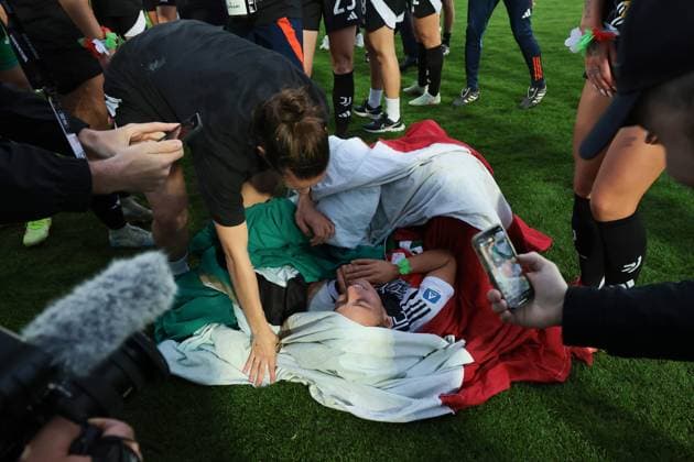 Biella, Italy, 18th April 2025. Lisa Boattin of Juventus celebrates the club™s 6th league title with team mates following the Juventus Women vs AC Milan Women Serie A Femminile match at Stadio Vittorio Pozzo, Biella. Picture credit should read: Jonathan Moscrop Sportimage EDITORIAL USE ONLY. No use with unauthorised audio, video, data, fixture lists, club league logos or live services. Online in-match use limited to 120 images, no video emulation. No use in betting, games or single club league player publications. SPI_028_JM_JUVE_MILAN_FEMM_ SPI-3835-0028