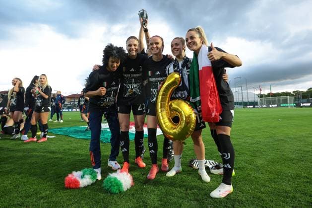 Biella, Italy, 18th April 2025. Original team memebers and six time winners Sara Gama, Cecilia Salvai, Barbara Bonansea, Lisa Boattin and Martina Rosucci of Juventus celebrate the club™s 6th league title following the Juventus Women vs AC Milan Women Serie A Femminile match at Stadio Vittorio Pozzo, Biella. Picture credit should read: Jonathan Moscrop Sportimage EDITORIAL USE ONLY. No use with unauthorised audio, video, data, fixture lists, club league logos or live services. Online in-match use limited to 120 images, no video emulation. No use in betting, games or single club league player publications. SPI_038_JM_JUVE_MILAN_FEMM_ SPI-3835-0038