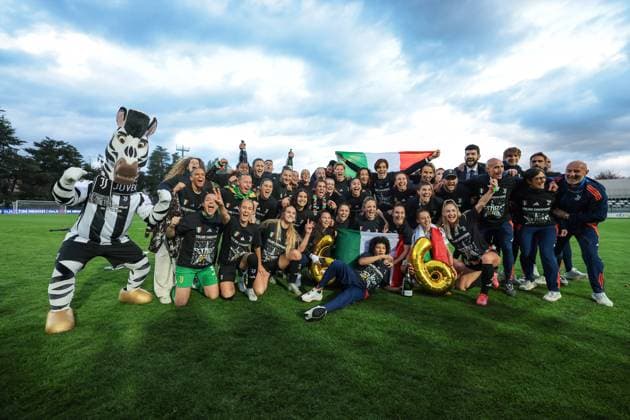 Biella, Italy, 18th April 2025. Juventus players and staff celebrate the club™s 6th league tittle following the Juventus Women vs AC Milan Women Serie A Femminile match at Stadio Vittorio Pozzo, Biella. Picture credit should read: Jonathan Moscrop Sportimage EDITORIAL USE ONLY. No use with unauthorised audio, video, data, fixture lists, club league logos or live services. Online in-match use limited to 120 images, no video emulation. No use in betting, games or single club league player publications. SPI_082_JM_JUVE_MILAN_FEMM_ SPI-3835-0082