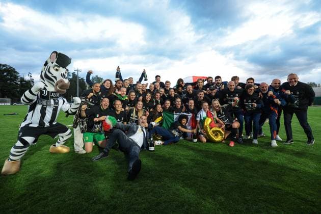 Biella, Italy, 18th April 2025. Juventus players and staff celebrate the club™s 6th league tittle following the Juventus Women vs AC Milan Women Serie A Femminile match at Stadio Vittorio Pozzo, Biella. Picture credit should read: Jonathan Moscrop Sportimage EDITORIAL USE ONLY. No use with unauthorised audio, video, data, fixture lists, club league logos or live services. Online in-match use limited to 120 images, no video emulation. No use in betting, games or single club league player publications. SPI_083_JM_JUVE_MILAN_FEMM_ SPI-3835-0083