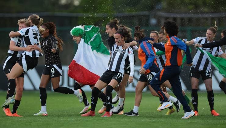 Biella, Italy, 18th April 2025. Juventus players celebrate the club™s sixth league title following the Juventus Women vs AC Milan Women Serie A Femminile match at Stadio Vittorio Pozzo, Biella. Picture credit should read: Jonathan Moscrop Sportimage EDITORIAL USE ONLY. No use with unauthorised audio, video, data, fixture lists, club league logos or live services. Online in-match use limited to 120 images, no video emulation. No use in betting, games or single club league player publications. SPI_087_JM_JUVE_MILAN_FEMM_ SPI-3835-0087