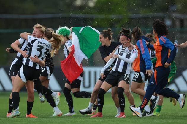 Biella, Italy, 18th April 2025. Juventus players celebrate the club™s sixth league title following the Juventus Women vs AC Milan Women Serie A Femminile match at Stadio Vittorio Pozzo, Biella. Picture credit should read: Jonathan Moscrop Sportimage EDITORIAL USE ONLY. No use with unauthorised audio, video, data, fixture lists, club league logos or live services. Online in-match use limited to 120 images, no video emulation. No use in betting, games or single club league player publications. SPI_088_JM_JUVE_MILAN_FEMM_ SPI-3835-0088