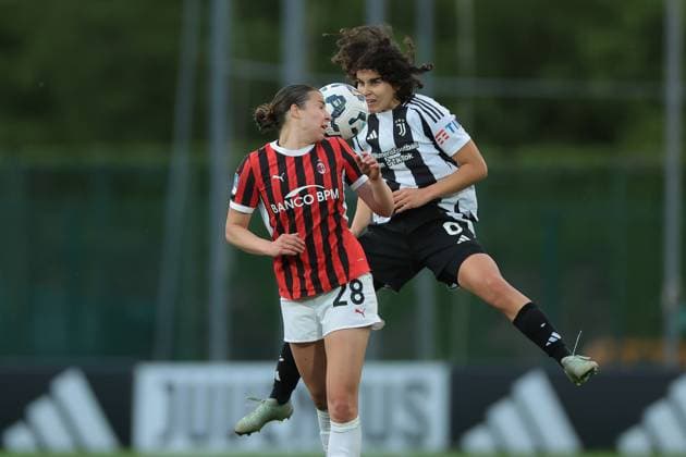 Biella, Italy, 18th April 2025. Eva Schatzer of Juventus heads on from Giorgia Arrigoni of AC Milan during the Juventus Women vs AC Milan Women Serie A Femminile match at Stadio Vittorio Pozzo, Biella. Picture credit should read: Jonathan Moscrop Sportimage EDITORIAL USE ONLY. No use with unauthorised audio, video, data, fixture lists, club league logos or live services. Online in-match use limited to 120 images, no video emulation. No use in betting, games or single club league player publications. SPI_090_JM_JUVE_MILAN_FEMM_ SPI-3835-0090