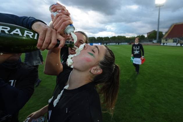 Biella, Italy, 18th April 2025. Sofia Cantore of Juventus celebrates the club™s sixth league title following the Juventus Women vs AC Milan Women Serie A Femminile match at Stadio Vittorio Pozzo, Biella. Picture credit should read: Jonathan Moscrop Sportimage EDITORIAL USE ONLY. No use with unauthorised audio, video, data, fixture lists, club league logos or live services. Online in-match use limited to 120 images, no video emulation. No use in betting, games or single club league player publications. SPI_091_JM_JUVE_MILAN_FEMM_ SPI-3835-0091