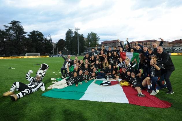 Biella, Italy, 18th April 2025. Juventus players and staff celebrate the club™s 6th league tittle following the Juventus Women vs AC Milan Women Serie A Femminile match at Stadio Vittorio Pozzo, Biella. Picture credit should read: Jonathan Moscrop Sportimage EDITORIAL USE ONLY. No use with unauthorised audio, video, data, fixture lists, club league logos or live services. Online in-match use limited to 120 images, no video emulation. No use in betting, games or single club league player publications. SPI_092_JM_JUVE_MILAN_FEMM_ SPI-3835-0092