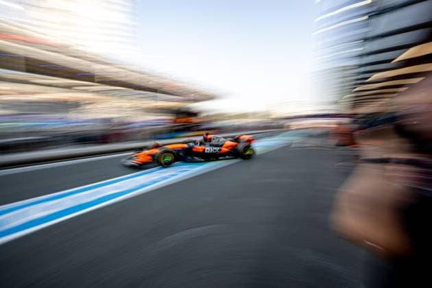 JEDDAH CORNICHE CIRCUIT, SAUDI ARABIA - APRIL 18: Oscar Piastri, McLaren F1 MCL39 from Australia during the Saudi Arabian Grand Prix at Jeddah Corniche Circuit on Friday April 18, 2025 in Jeddah, Saudi Arabia (Photo by Michael Potts BSR Agency)