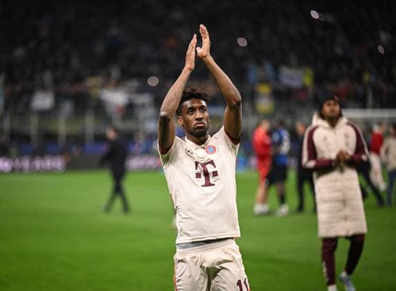FUSSBALL CHAMPIONS LEAGUE SAISON 2024 2025 Viertelfinal Rueckspiel Inter Mailand - FC Bayern Muenchen 16.04.2025 Kingsley Coman (FC Bayern Muenchen) mit Dank an die Fans nach dem Spiel