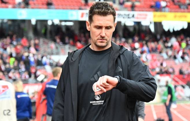 Sport Bilder des Tages 19.04.2024 - Fussball - Saison 2024 2025 - 2. Fussball - Bundesliga - 30. Spieltag: 1. FC Nürnberg FCN ( Club ) - SC Paderborn 07 SCP - Sportfoto Zink - xwoxzix - DFL regulations prohibit any use of photographs as image sequences and or quasi-video - only for editorial use - Miroslav Miro Klose ( Trainer 1. FC Nürnberg FCN ) blickt auf Uhr