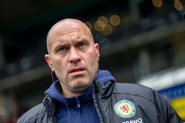 19.04.2025, Eintracht Braunschweig-1. FC Kaiserslautern, 2. Fußball-Bundesliga, im Eintracht-Stadion. Braunschweigs Trainer Daniel Scherning betritt das Stadion. Wichtiger Hinweis: Gemaess den Vorgaben der DFB und der DFL ist es untersagt, in dem Stadion und oder vom Spiel angefertigte Fotoaufnahmen in Form von Sequenzbildern und oder videoaehnlichen Fotostrecken zu verwerten bzw. verwerten zu lassen. *** 19 04 2025, Eintracht Braunschweig 1 FC Kaiserslautern, 2 Fußball Bundesliga, at Eintracht Stadion Braunschweigs coach Daniel Scherning enters the stadium Important note According to the regulations of the DFB and the DFL, it is prohibited to use or have used photographs taken in the stadium and or of the match in the form of sequential images and or video-like photo series Copyright: xDavidxInderliedx