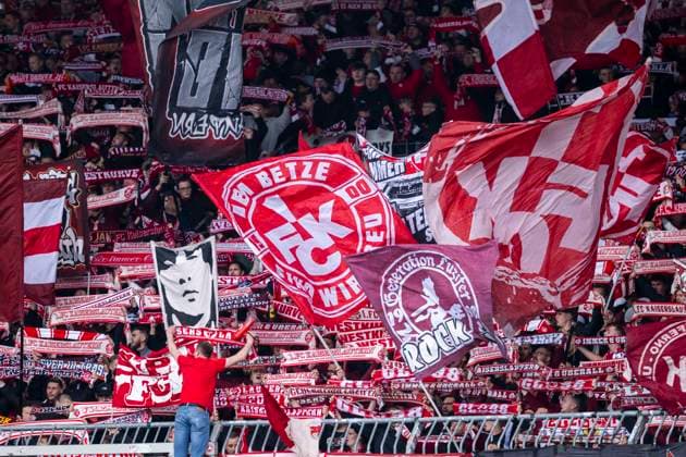 19.04.2025, Eintracht Braunschweig-1. FC Kaiserslautern, 2. Fußball-Bundesliga, im Eintracht-Stadion. Lauterns Fans feiern. Wichtiger Hinweis: Gemaess den Vorgaben der DFB und der DFL ist es untersagt, in dem Stadion und oder vom Spiel angefertigte Fotoaufnahmen in Form von Sequenzbildern und oder videoaehnlichen Fotostrecken zu verwerten bzw. verwerten zu lassen.