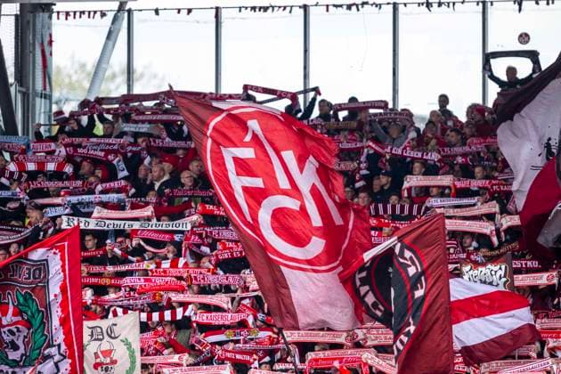 19.04.2025, Eintracht Braunschweig-1. FC Kaiserslautern, 2. Fußball-Bundesliga, im Eintracht-Stadion. Lauterns Fans feiern. Wichtiger Hinweis: Gemaess den Vorgaben der DFB und der DFL ist es untersagt, in dem Stadion und oder vom Spiel angefertigte Fotoaufnahmen in Form von Sequenzbildern und oder videoaehnlichen Fotostrecken zu verwerten bzw. verwerten zu lassen.