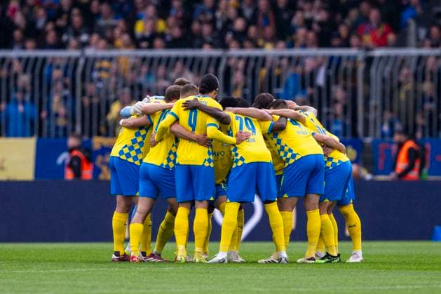 19.04.2025, Eintracht Braunschweig-1. FC Kaiserslautern, 2. Fußball-Bundesliga, im Eintracht-Stadion. Braunschweigs Spieler motivieren sich. Wichtiger Hinweis: Gemaess den Vorgaben der DFB und der DFL ist es untersagt, in dem Stadion und oder vom Spiel angefertigte Fotoaufnahmen in Form von Sequenzbildern und oder videoaehnlichen Fotostrecken zu verwerten bzw. verwerten zu lassen.