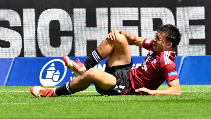 Sport Bilder des Tages 19.04.2024 - Fussball - Saison 2024 2025 - 2. Fussball - Bundesliga - 30. Spieltag: 1. FC Nürnberg FCN ( Club ) - SC Paderborn 07 SCP - Sportfoto Zink - xwoxzix - DFL regulations prohibit any use of photographs as image sequences and or quasi-video - only for editorial use - Jens Castrop ( 17, 1. FC Nürnberg FCN ) angeschlagen am Boden - verletzt Verletzung