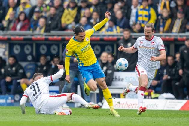 19.04.2025, Eintracht Braunschweig-1. FC Kaiserslautern, 2. Fußball-Bundesliga, im Eintracht-Stadion. Lauterns Luca Sirch (l-r), Braunschweigs Rayan Philippe und Lauterns Jannis Heuer kämpfen um den Ball. Wichtiger Hinweis: Gemaess den Vorgaben der DFB und der DFL ist es untersagt, in dem Stadion und oder vom Spiel angefertigte Fotoaufnahmen in Form von Sequenzbildern und oder videoaehnlichen Fotostrecken zu verwerten bzw. verwerten zu lassen.