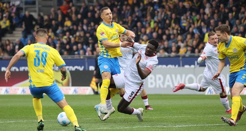 Eintracht BS vs 1. FC Kaiserslautern Braunschweig, 19.04.2025, Fußball, Saison 24 25, 2. Bundesliga, 30. Spieltag, Eintracht Braunschweig vs 1. FC Kaiserslautern, Bild zeigt: Sven Köhler (BTSV, 27) gegen Ragnar Ache (FCK, 9) Braunschweig