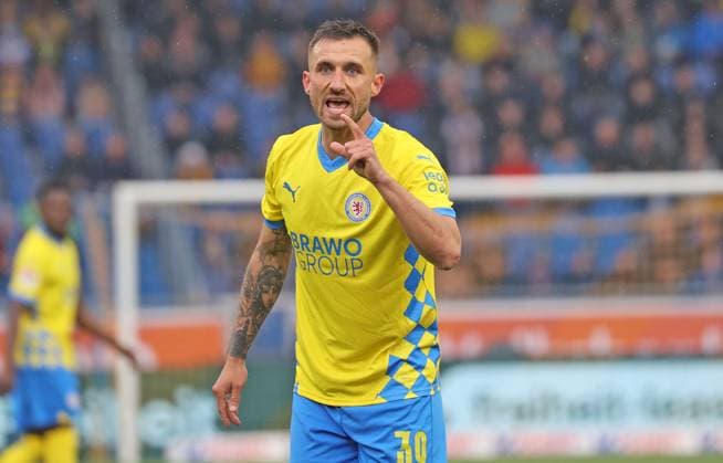 Eintracht BS vs 1. FC Kaiserslautern Braunschweig, 19.04.2025, Fußball, Saison 24 25, 2. Bundesliga, 30. Spieltag, Eintracht Braunschweig vs 1. FC Kaiserslautern, Bild zeigt: Robin Krauße (BTSV, 39) Braunschweig