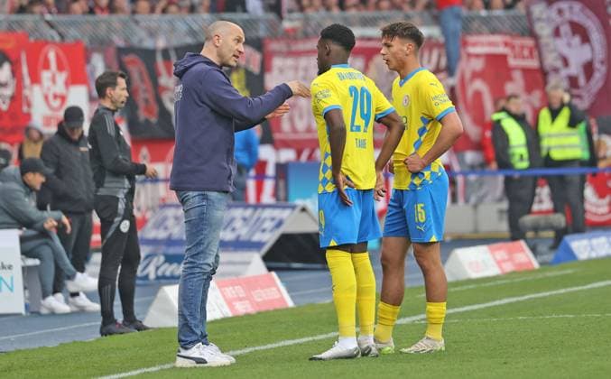 Eintracht BS vs 1. FC Kaiserslautern Braunschweig, 19.04.2025, Fußball, Saison 24 25, 2. Bundesliga, 30. Spieltag, Eintracht Braunschweig vs 1. FC Kaiserslautern, Bild zeigt: Eintracht-Trainer Daniel Scherning mit Richmond Tachie (BTSV, 29) und Max Marie (BTSV, 15) Braunschweig