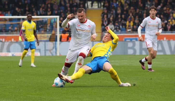 Eintracht BS vs 1. FC Kaiserslautern Braunschweig, 19.04.2025, Fußball, Saison 24 25, 2. Bundesliga, 30. Spieltag, Eintracht Braunschweig vs 1. FC Kaiserslautern, Bild zeigt: Lino Tempelmann (BTSV, 20) gegen Marlon Ritter (FCK, 7) Braunschweig