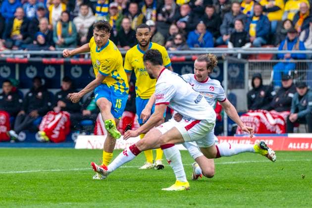 19.04.2025, Eintracht Braunschweig-1. FC Kaiserslautern, 2. Fußball-Bundesliga, im Eintracht-Stadion. Braunschweigs Max Marie schießt auf das Tor. Wichtiger Hinweis: Gemaess den Vorgaben der DFB und der DFL ist es untersagt, in dem Stadion und oder vom Spiel angefertigte Fotoaufnahmen in Form von Sequenzbildern und oder videoaehnlichen Fotostrecken zu verwerten bzw. verwerten zu lassen.