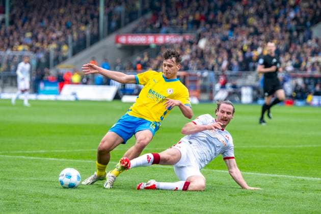 Sport Bilder des Tages 19.04.2025, Eintracht Braunschweig-1. FC Kaiserslautern, 2. Fußball-Bundesliga, im Eintracht-Stadion. Braunschweigs Max Marie (l) und Lauterns Jannis Heuer kämpfen um den Ball. Wichtiger Hinweis: Gemaess den Vorgaben der DFB und der DFL ist es untersagt, in dem Stadion und oder vom Spiel angefertigte Fotoaufnahmen in Form von Sequenzbildern und oder videoaehnlichen Fotostrecken zu verwerten bzw. verwerten zu lassen.