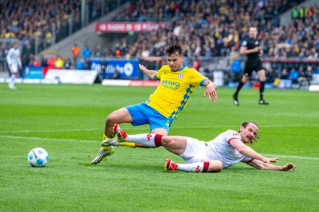 19.04.2025, Eintracht Braunschweig-1. FC Kaiserslautern, 2. Fußball-Bundesliga, im Eintracht-Stadion. Braunschweigs Max Marie (l) und Lauterns Jannis Heuer kämpfen um den Ball. Wichtiger Hinweis: Gemaess den Vorgaben der DFB und der DFL ist es untersagt, in dem Stadion und oder vom Spiel angefertigte Fotoaufnahmen in Form von Sequenzbildern und oder videoaehnlichen Fotostrecken zu verwerten bzw. verwerten zu lassen.