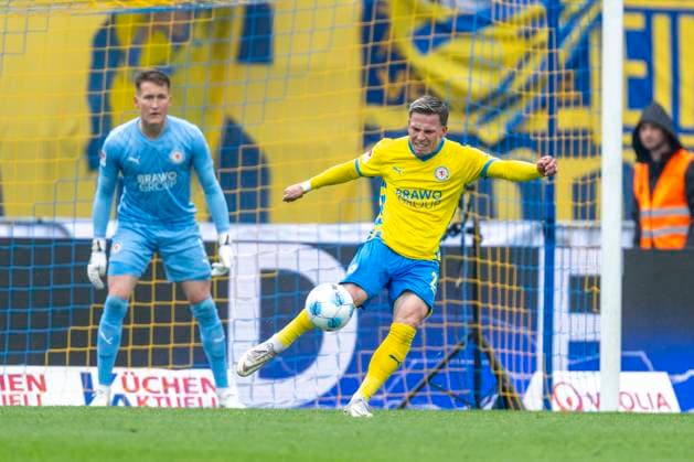 19.04.2025, Eintracht Braunschweig-1. FC Kaiserslautern, 2. Fußball-Bundesliga, im Eintracht-Stadion. Braunschweigs Lino Tempelmann schlägt den Ball weg. Wichtiger Hinweis: Gemaess den Vorgaben der DFB und der DFL ist es untersagt, in dem Stadion und oder vom Spiel angefertigte Fotoaufnahmen in Form von Sequenzbildern und oder videoaehnlichen Fotostrecken zu verwerten bzw. verwerten zu lassen.