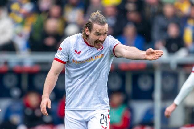 19.04.2025, Eintracht Braunschweig-1. FC Kaiserslautern, 2. Fußball-Bundesliga, im Eintracht-Stadion. Lauterns Jannis Heuer reagiert. Wichtiger Hinweis: Gemaess den Vorgaben der DFB und der DFL ist es untersagt, in dem Stadion und oder vom Spiel angefertigte Fotoaufnahmen in Form von Sequenzbildern und oder videoaehnlichen Fotostrecken zu verwerten bzw. verwerten zu lassen.