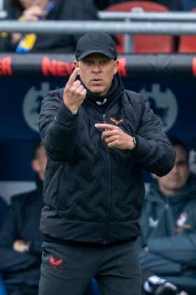 19.04.2025, Eintracht Braunschweig-1. FC Kaiserslautern, 2. Fußball-Bundesliga, im Eintracht-Stadion. Lauterns Trainer Markus Anfang gibt Anweisungen. Wichtiger Hinweis: Gemaess den Vorgaben der DFB und der DFL ist es untersagt, in dem Stadion und oder vom Spiel angefertigte Fotoaufnahmen in Form von Sequenzbildern und oder videoaehnlichen Fotostrecken zu verwerten bzw. verwerten zu lassen.